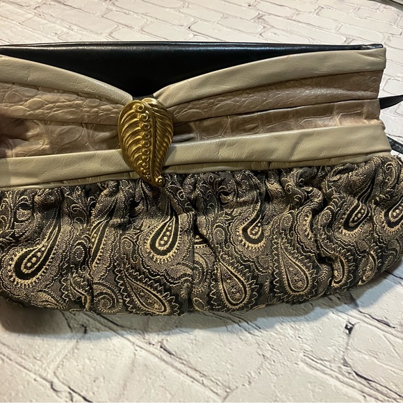 Cynthia Matthews Crossbody Purse - Picture 3 of 5